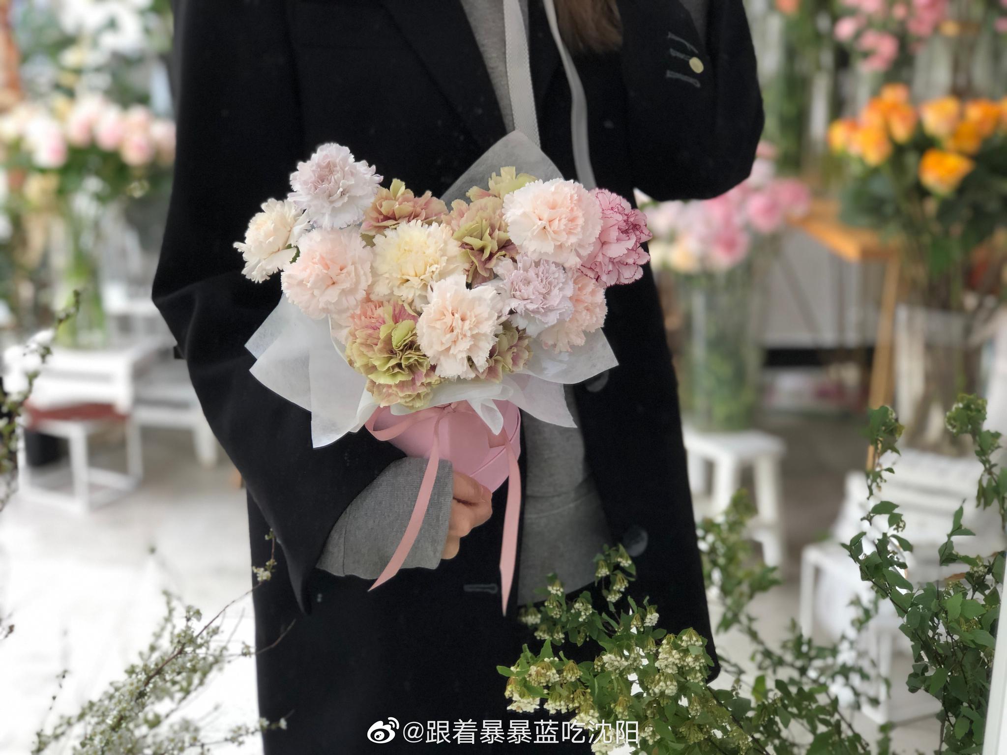 不喜欢大红大紫的花束 她偏爱更质朴的叶材 还有半个月 不喜欢大红大紫的花束 她偏爱更质朴的叶材 还有半个月