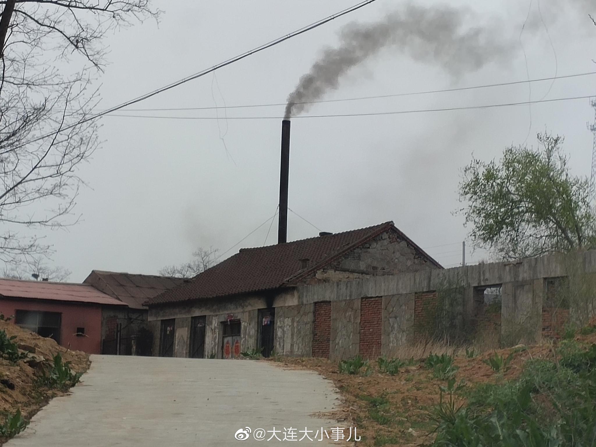铸造厂烟囱黑烟就这么一滔滔冒着