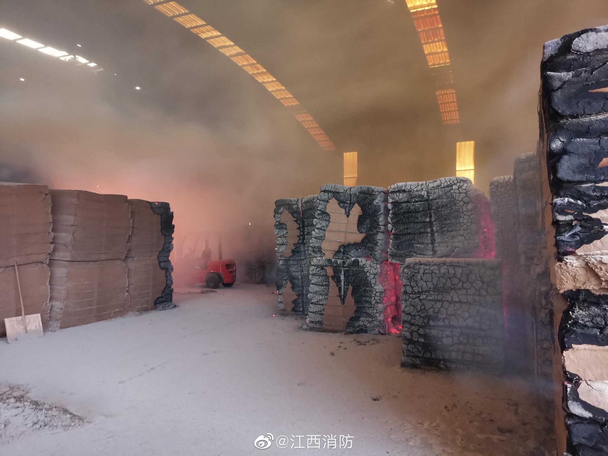 存储木材类仓库起火 消防员紧急扑救