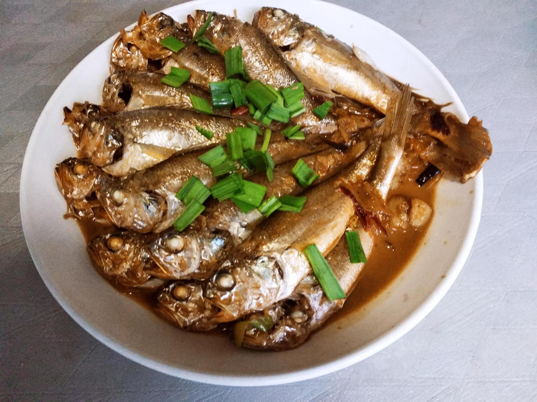 二,家常焖小黄花鱼今天买的花蛤可以说是顶盖肥,不怪老板告诉我是"纯