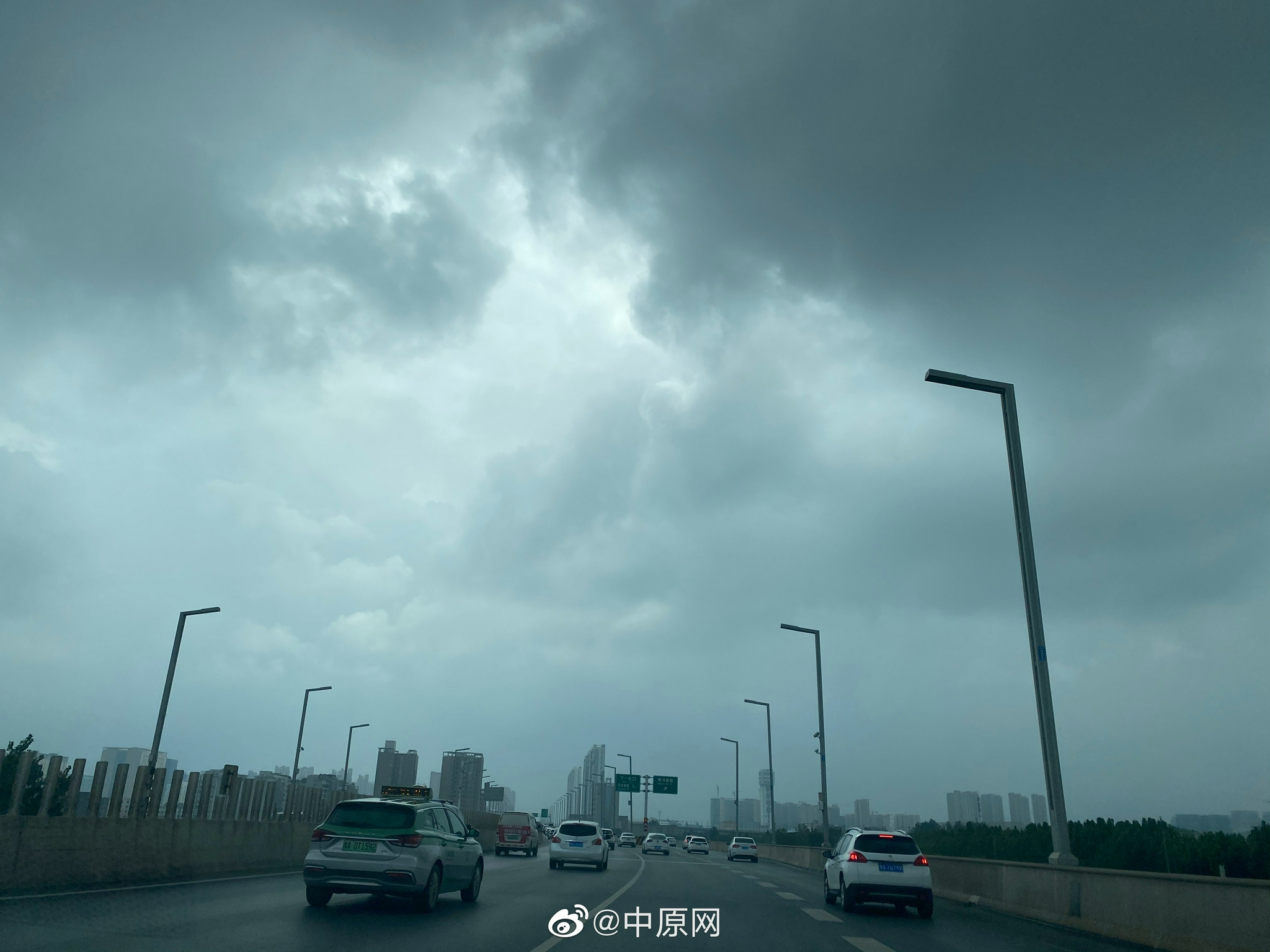 暴雨来袭，郑州强降雨推迟到今晚开始休闲区蓝鸢梦想 - Www.slyday.coM
