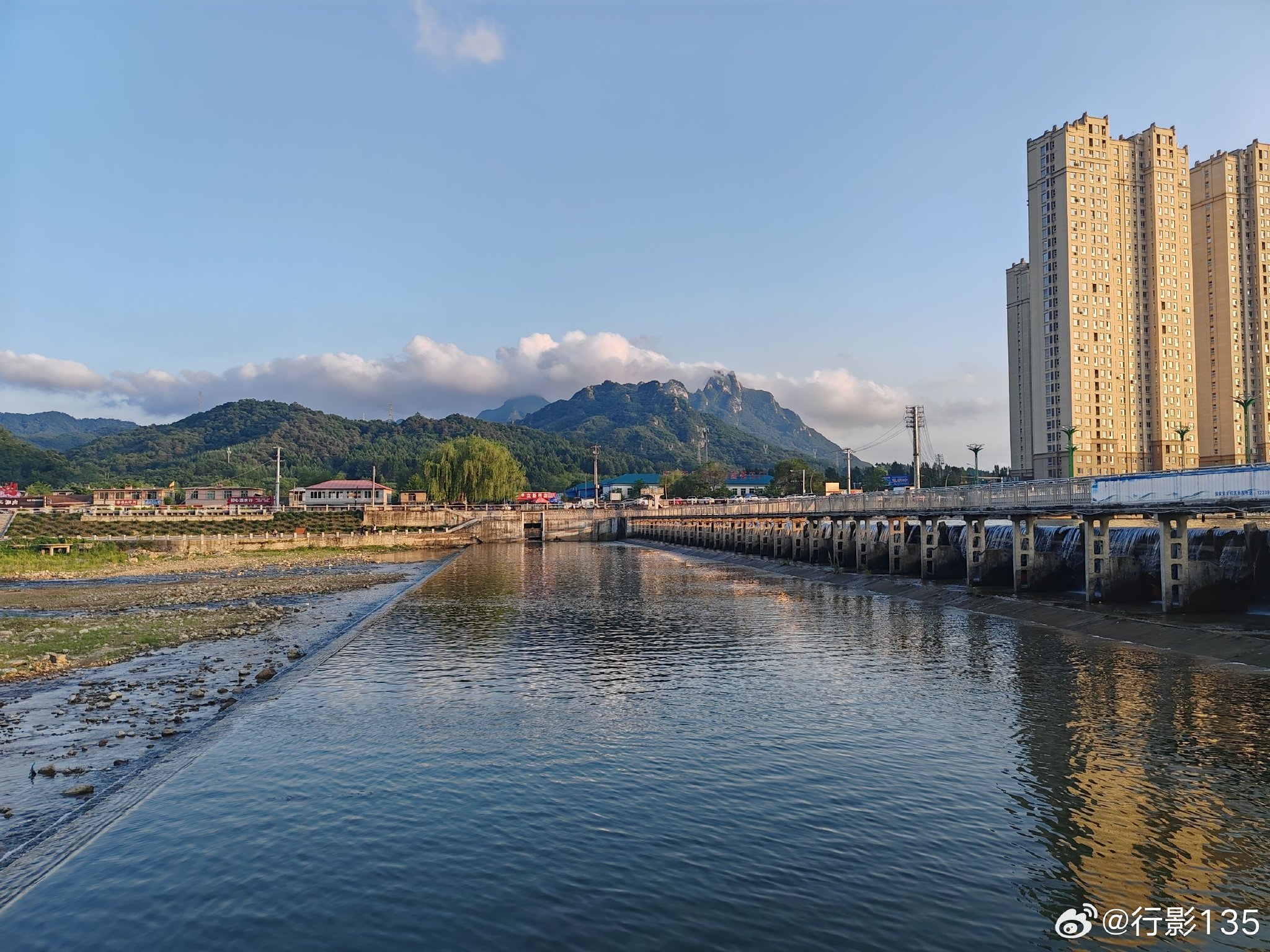 手机记录身边的风景,辽宁丹东凤城,凤凰山下的美丽小城