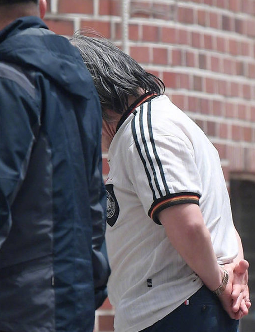 素媛案罪犯赵斗淳出狱后首次现身,在3名警察陪同下出门散步休闲区蓝鸢梦想 - Www.slyday.coM 素媛案罪犯赵斗淳出狱后首次现身,在3名警察陪同下出门散步休闲区蓝鸢梦想 - Www.slyday.coM