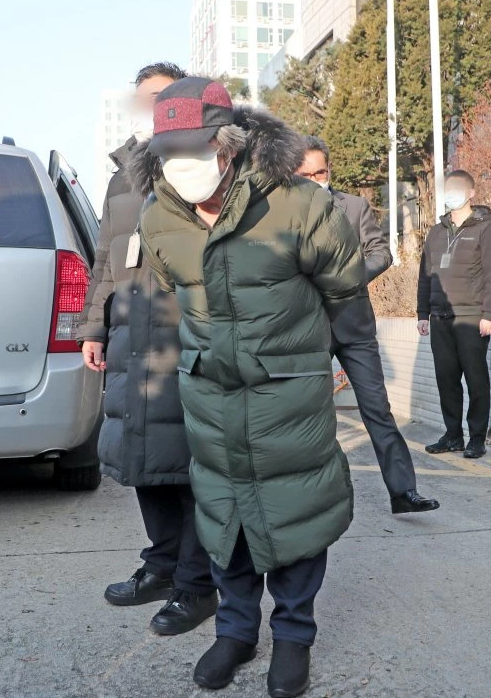 素媛案罪犯赵斗淳出狱后首次现身,在3名警察陪同下出门散步休闲区蓝鸢梦想 - Www.slyday.coM 素媛案罪犯赵斗淳出狱后首次现身,在3名警察陪同下出门散步休闲区蓝鸢梦想 - Www.slyday.coM