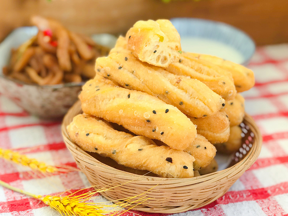 自制葱花小油条,完全不输早餐摊,口感喷香酥软,还有浓浓葱香味