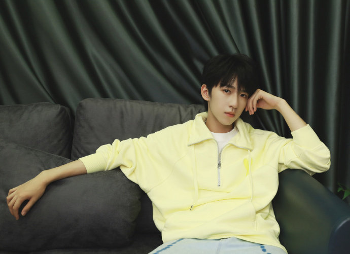 贺峻霖更新了黄色外套六宫格好帅气