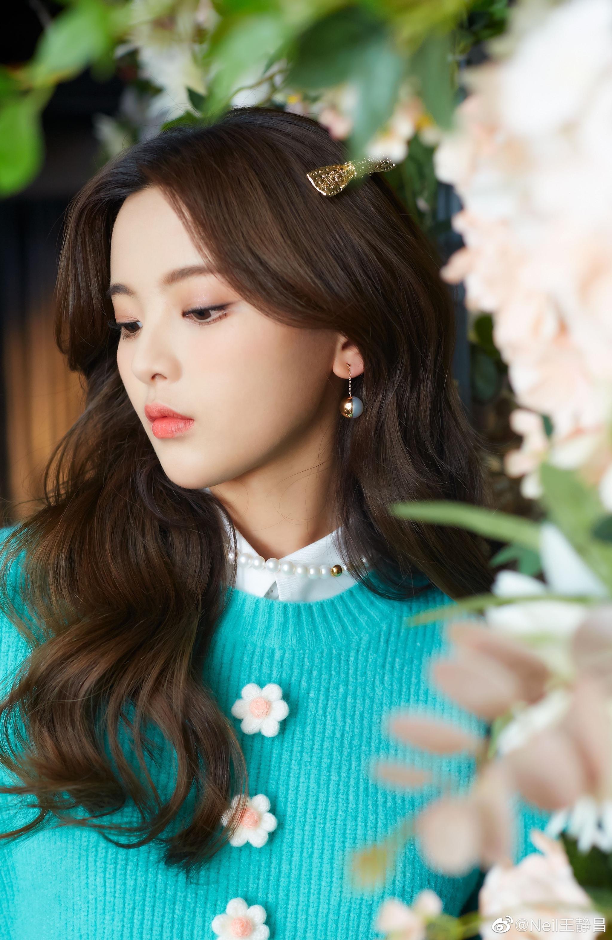 天蓝色毛衣点缀花朵杨超越一组清新甜美的照片