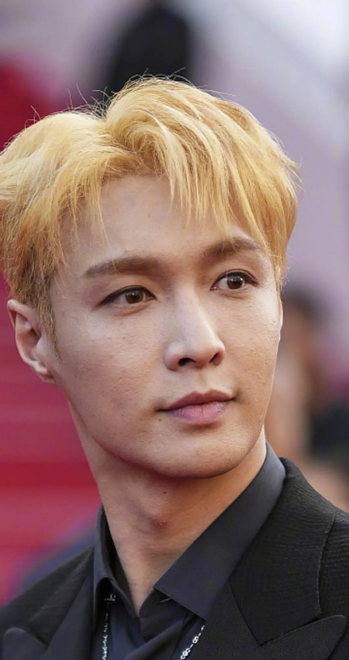 张艺兴近期怼脸生图,扛住镜头了吗?