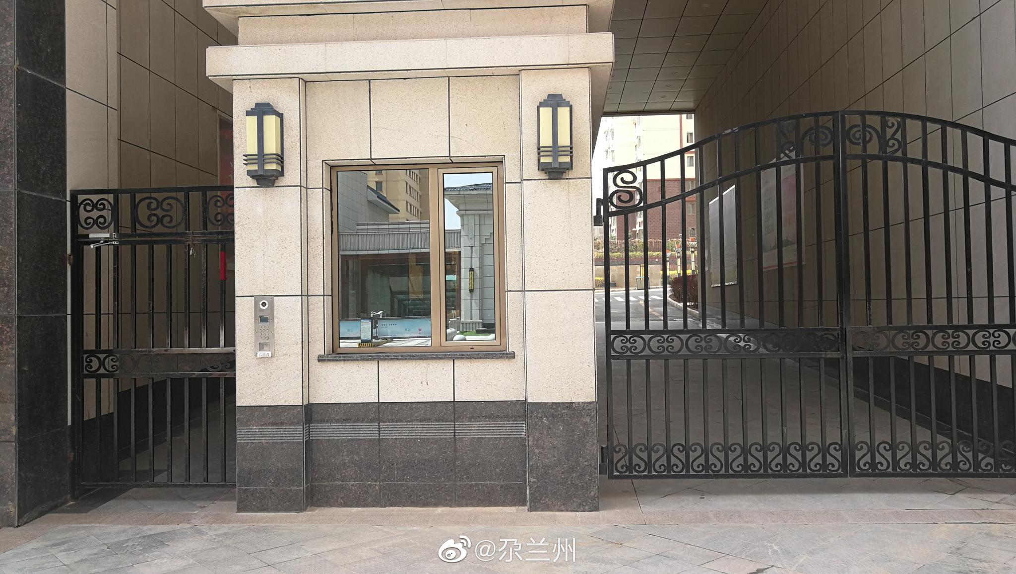 榆中陇翔苑小区3面大门仅开1面 业主求开门还自由