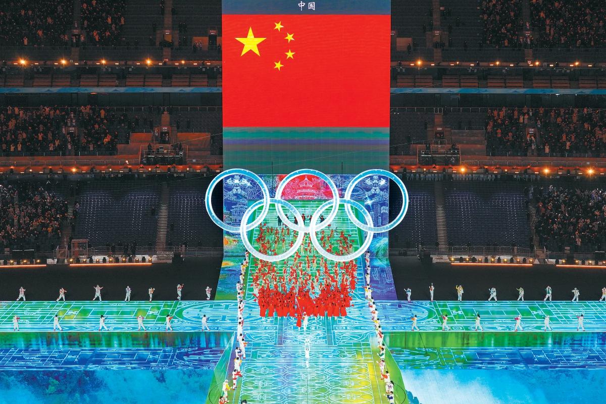 雪花引路,玉砌国门迎远客 91个代表团走过巨大五环通过"中国门"