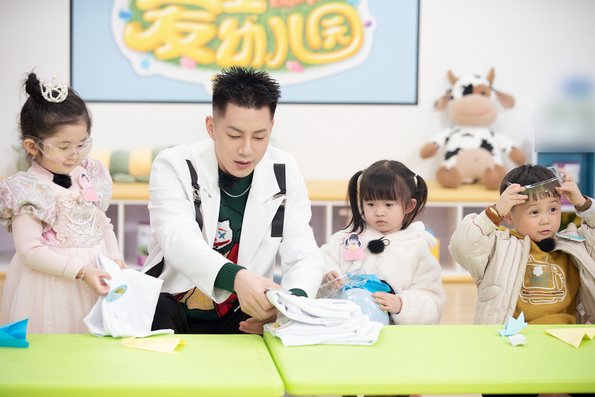 《爱上幼儿园7》卡斯柏为孩子开展科学实验课，萌娃探索爆笑不断休闲区蓝鸢梦想 - Www.slyday.coM