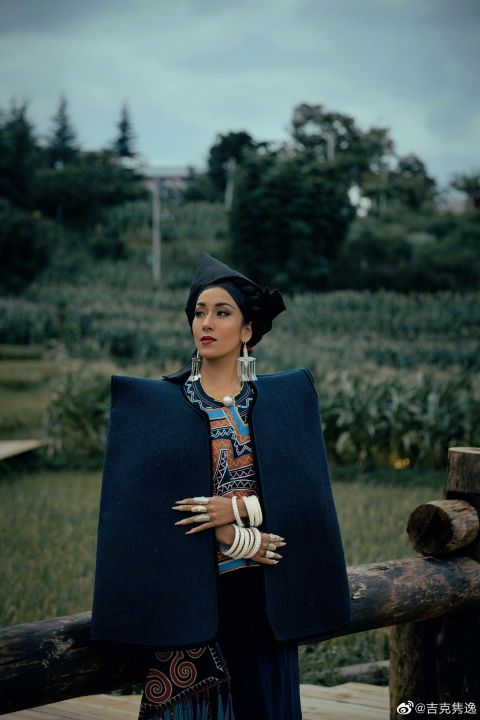 吉克隽逸身穿彝族阿都服饰端庄秀丽凸显民族特色