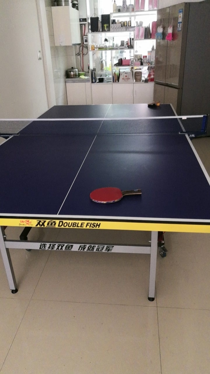 客厅摆放一张乒乓球桌,就是这么爱运动