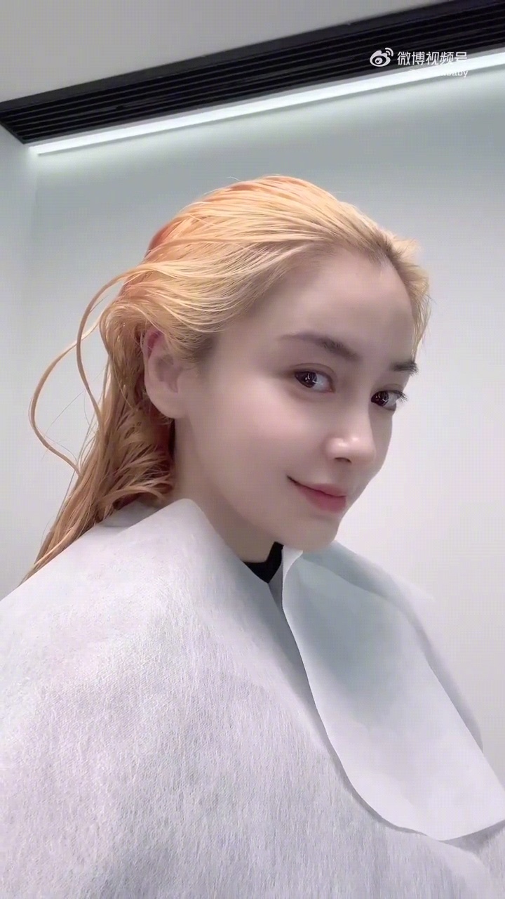 angelababy分享染发记录vlog换了一个浅色系发色