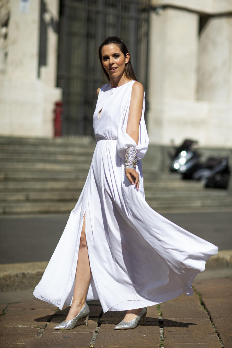 夏天穿上希腊裙,就可以像超模kk一样拥有大长腿