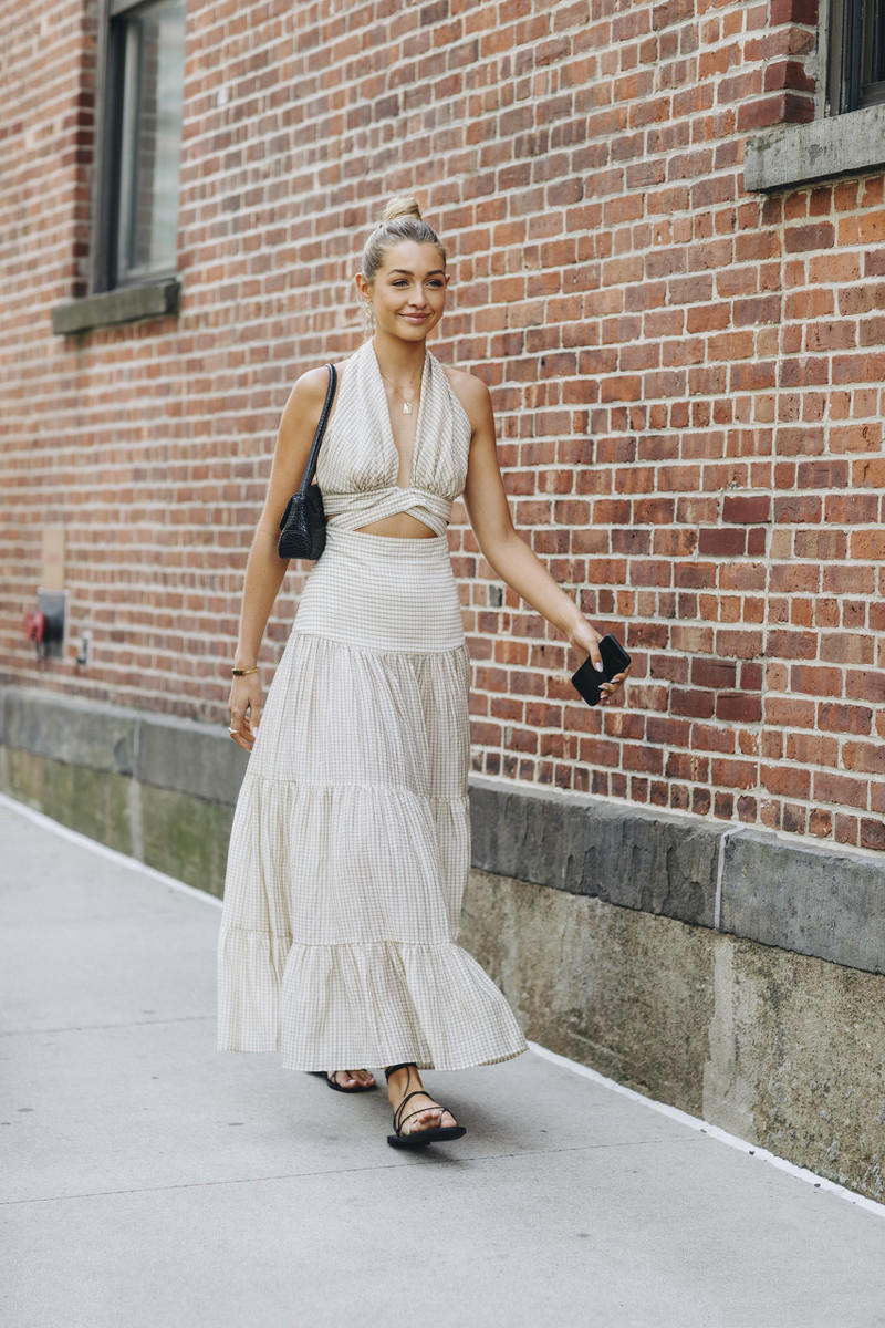 夏天穿上希腊裙,就可以像超模kk一样拥有大长腿