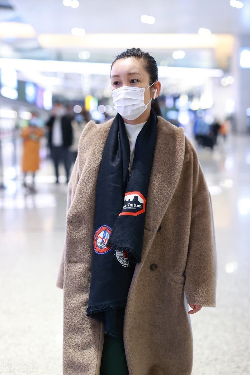 秦璐一袭卡其色大衣现身机场系黑色围巾气质高贵