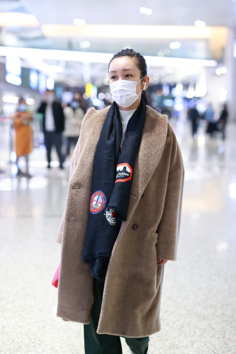 秦璐一袭卡其色大衣现身机场系黑色围巾气质高贵
