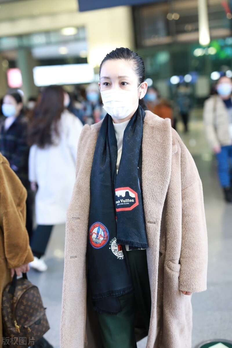 秦璐一袭卡其色大衣现身机场系黑色围巾气质高贵