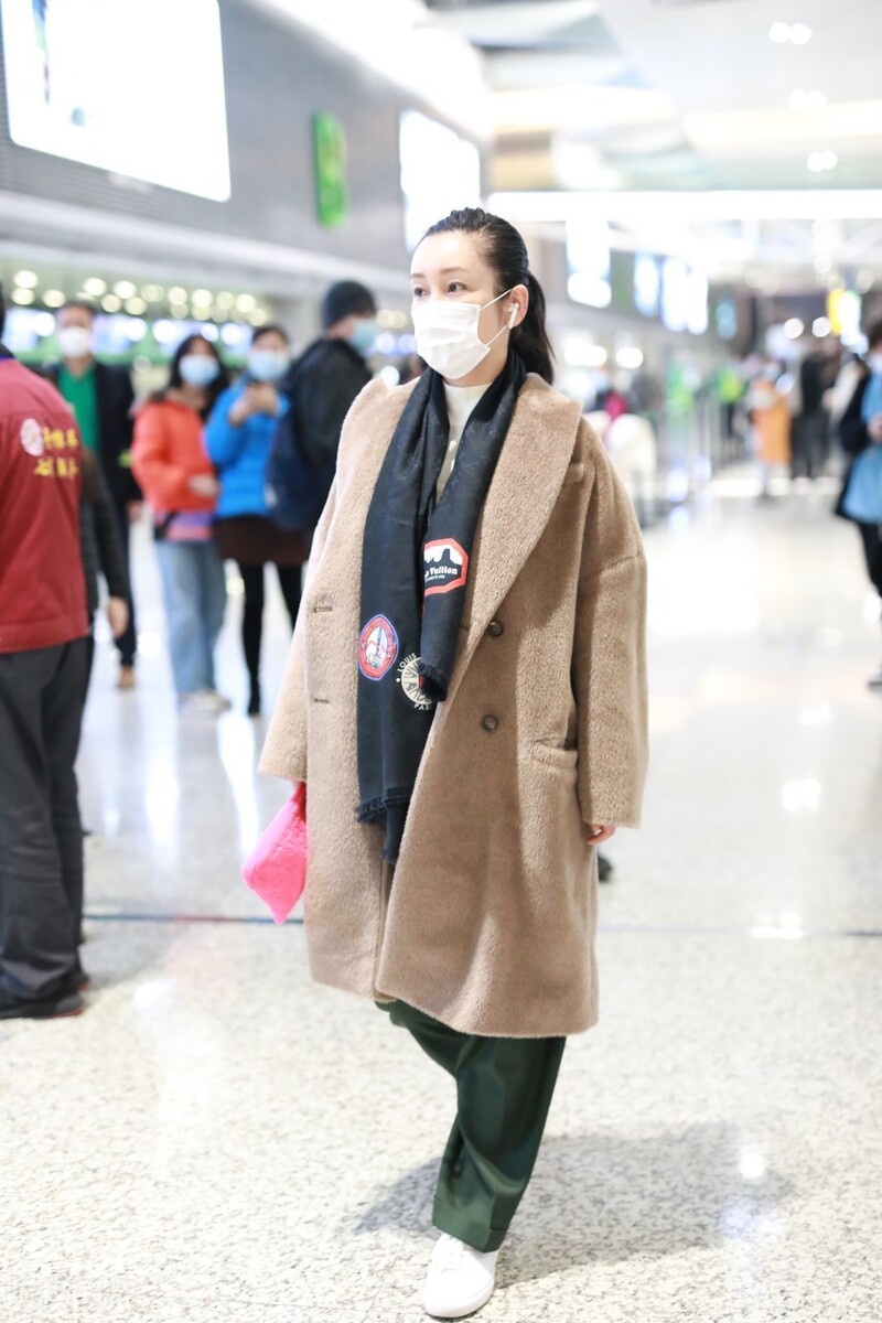 秦璐一袭卡其色大衣现身机场系黑色围巾气质高贵