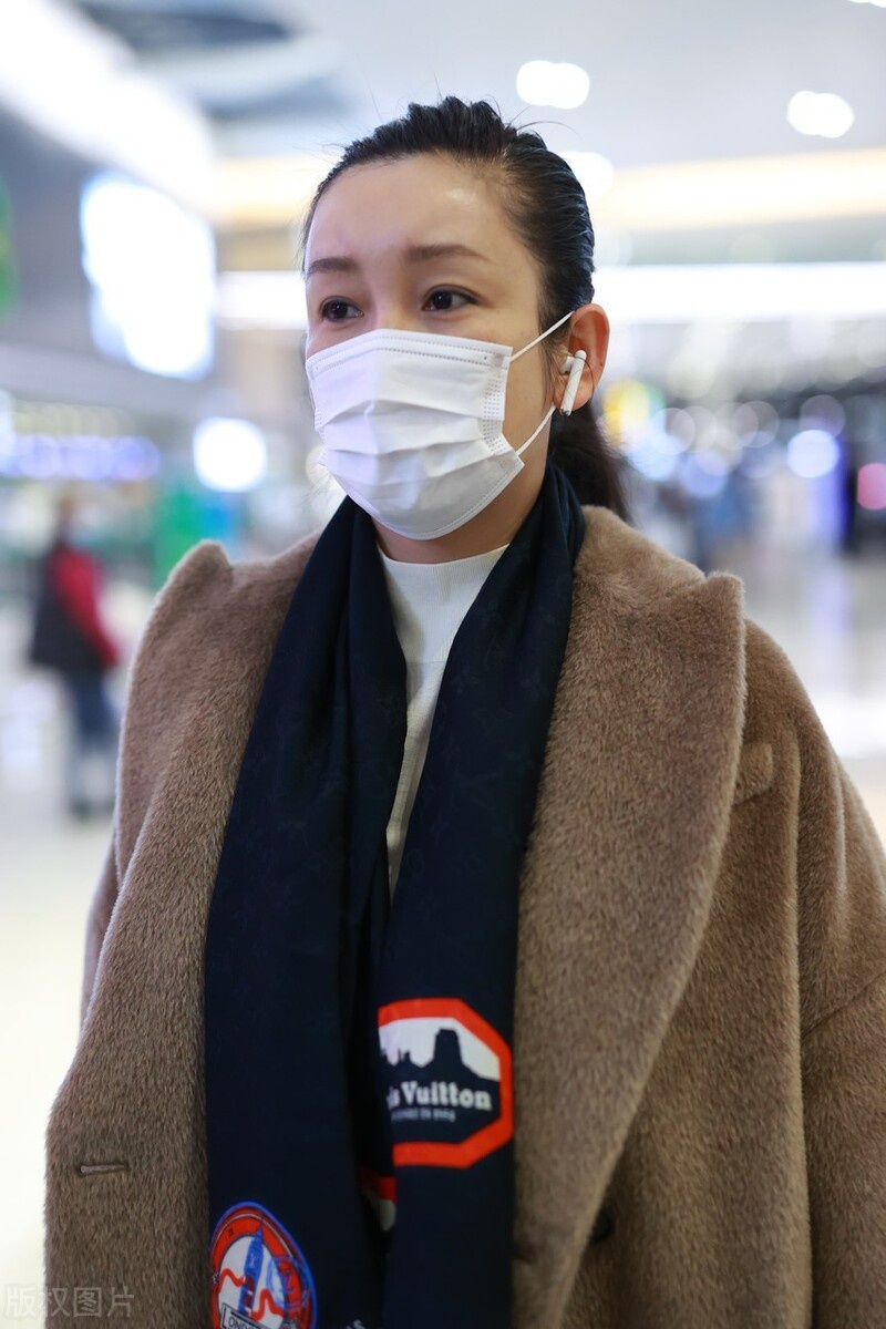 秦璐一袭卡其色大衣现身机场系黑色围巾气质高贵