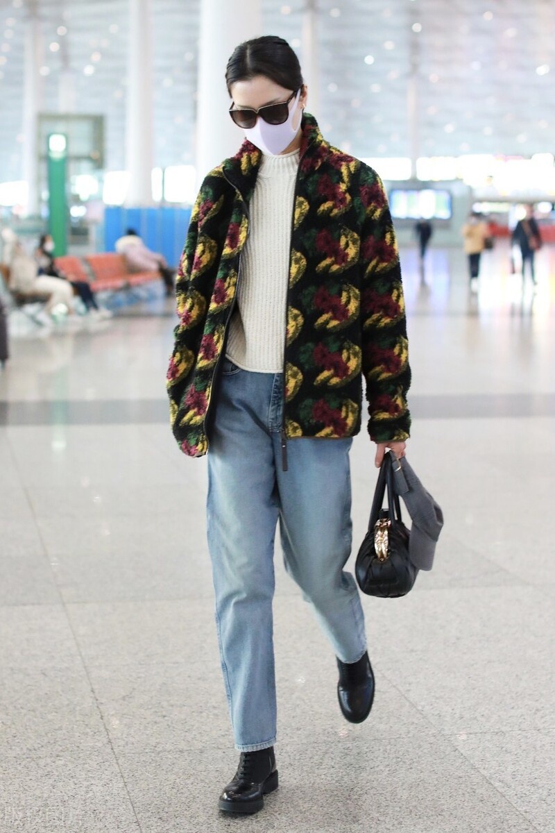 杜鹃穿搭了一件白色的打底外搭印花外套,戴墨镜气场超强