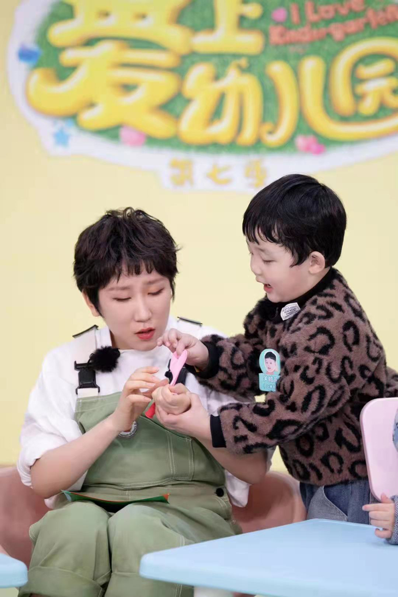 《爱上幼儿园7》卡斯柏为孩子开展科学实验课，萌娃探索爆笑不断休闲区蓝鸢梦想 - Www.slyday.coM