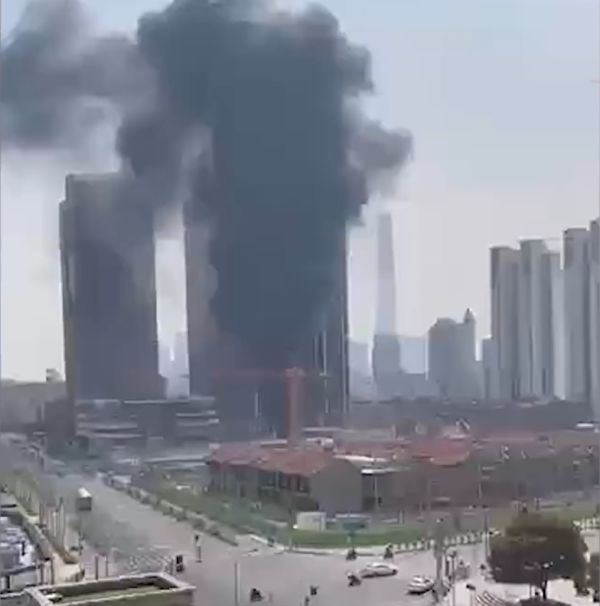 上海静安一建筑工地发生火灾，主要烧损堆放的建筑垃圾，无人员伤亡休闲区蓝鸢梦想 - Www.slyday.coM