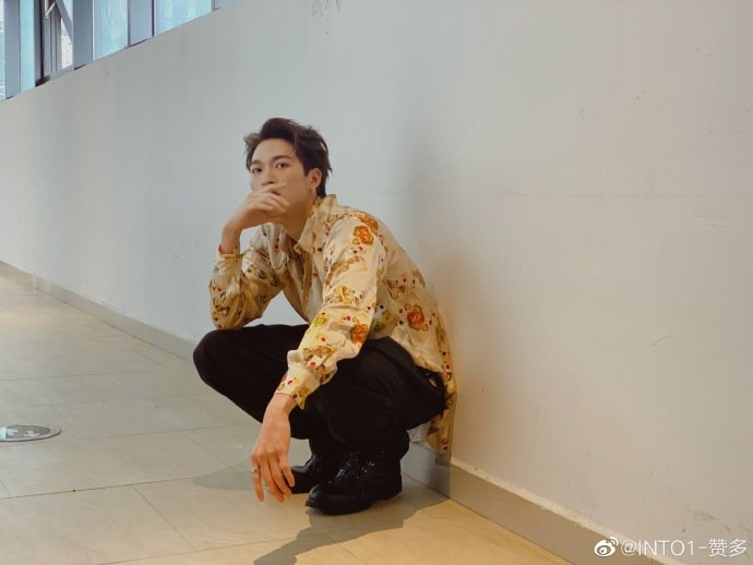 赞多更新自己的新发色~ 舞王就是能hold住各种发色的存在~……_高清