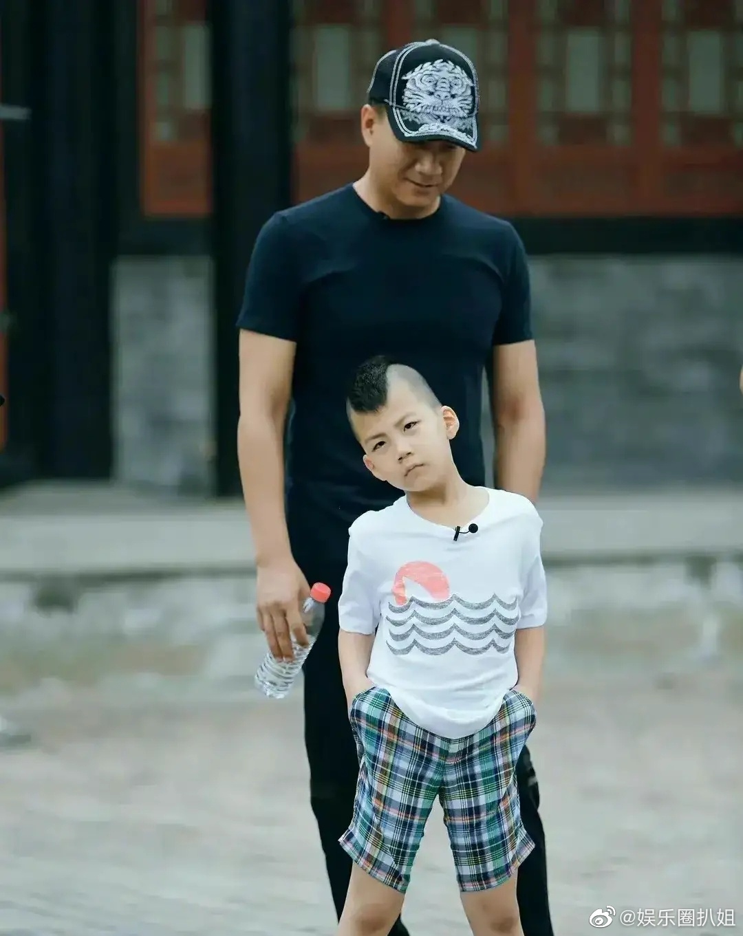 胡皓康和妈妈姐姐合照14岁的康康身材高大