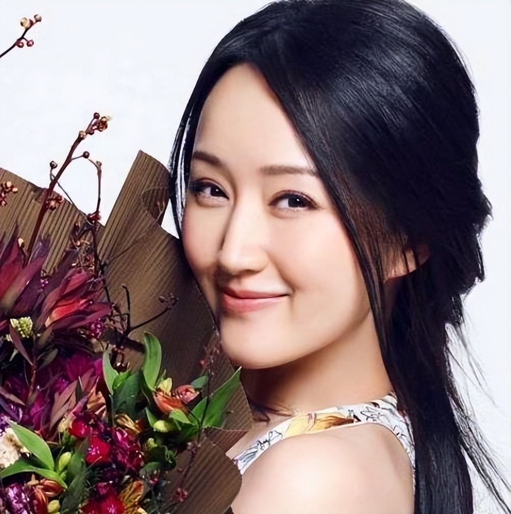 "三年合约婚姻","堕胎四次","被赠送红色保时捷"等流言蜚语,让杨钰莹