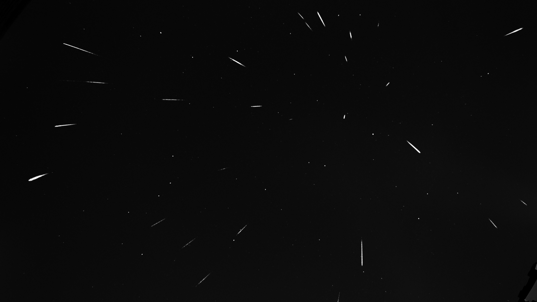 但不会有流星——毕竟它们只是人造卫星