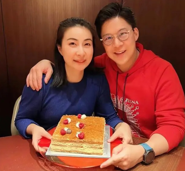 甘比的女儿生日,国际大牌都送来礼物,郭晶晶生日却只有小蛋糕__财经