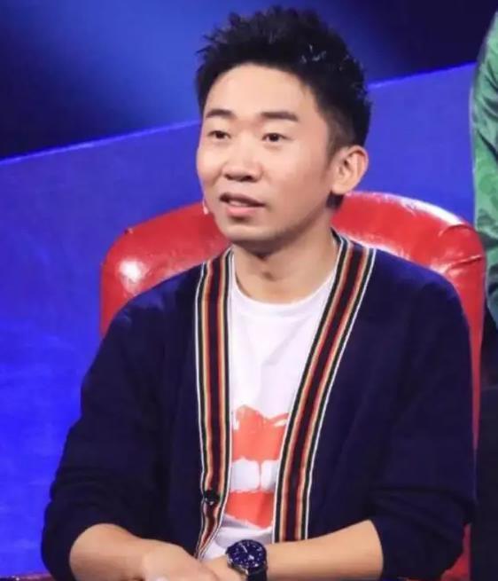 拿到主持人合格证了!低颜值的杨迪是怎样走向人生巅峰的?__财经头条