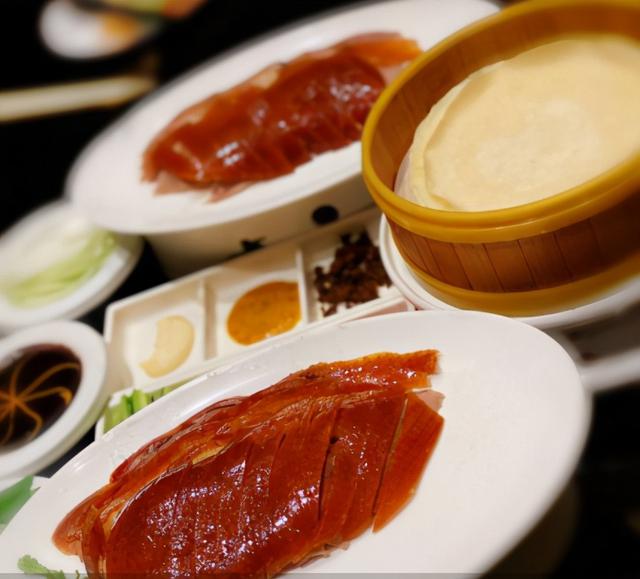 阿庄地道豫菜的烤鸭也很不错,出品稳定,摆盘讲究,小编专门去烤炉看过