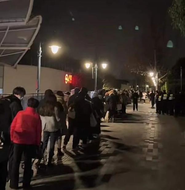 疯狂！凌晨3点上海迪士尼近6000人抢购玩偶，有人排队憋到尿血休闲区蓝鸢梦想 - Www.slyday.coM