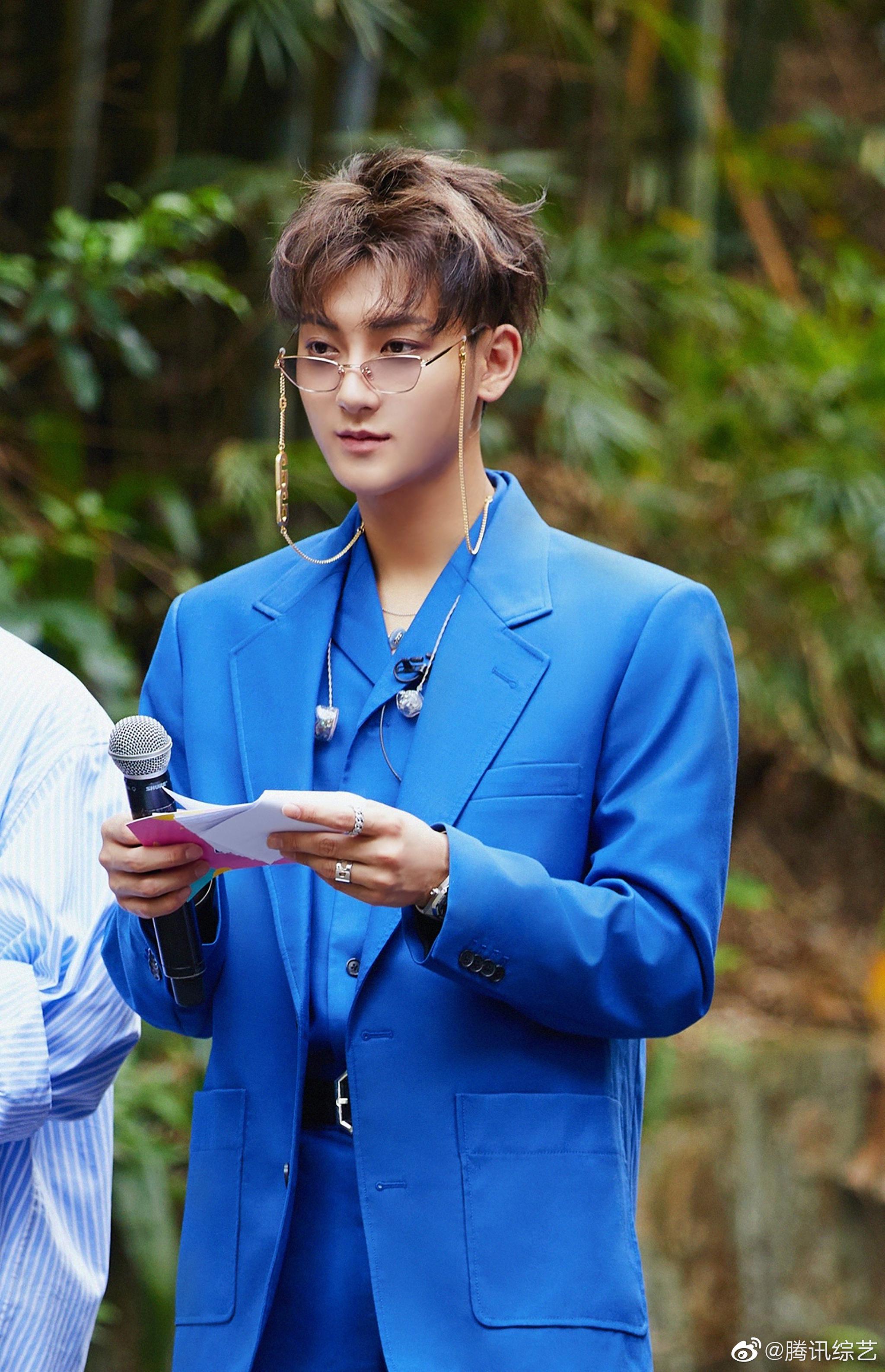 韬教练ykybtao黄子韬创造营2020宝石蓝西装高贵优雅