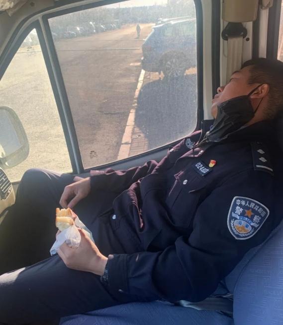 他们又一次挑战生理极限,这样的睡姿让人心疼休闲区蓝鸢梦想 - Www.slyday.coM 他们又一次挑战生理极限,这样的睡姿让人心疼休闲区蓝鸢梦想 - Www.slyday.coM