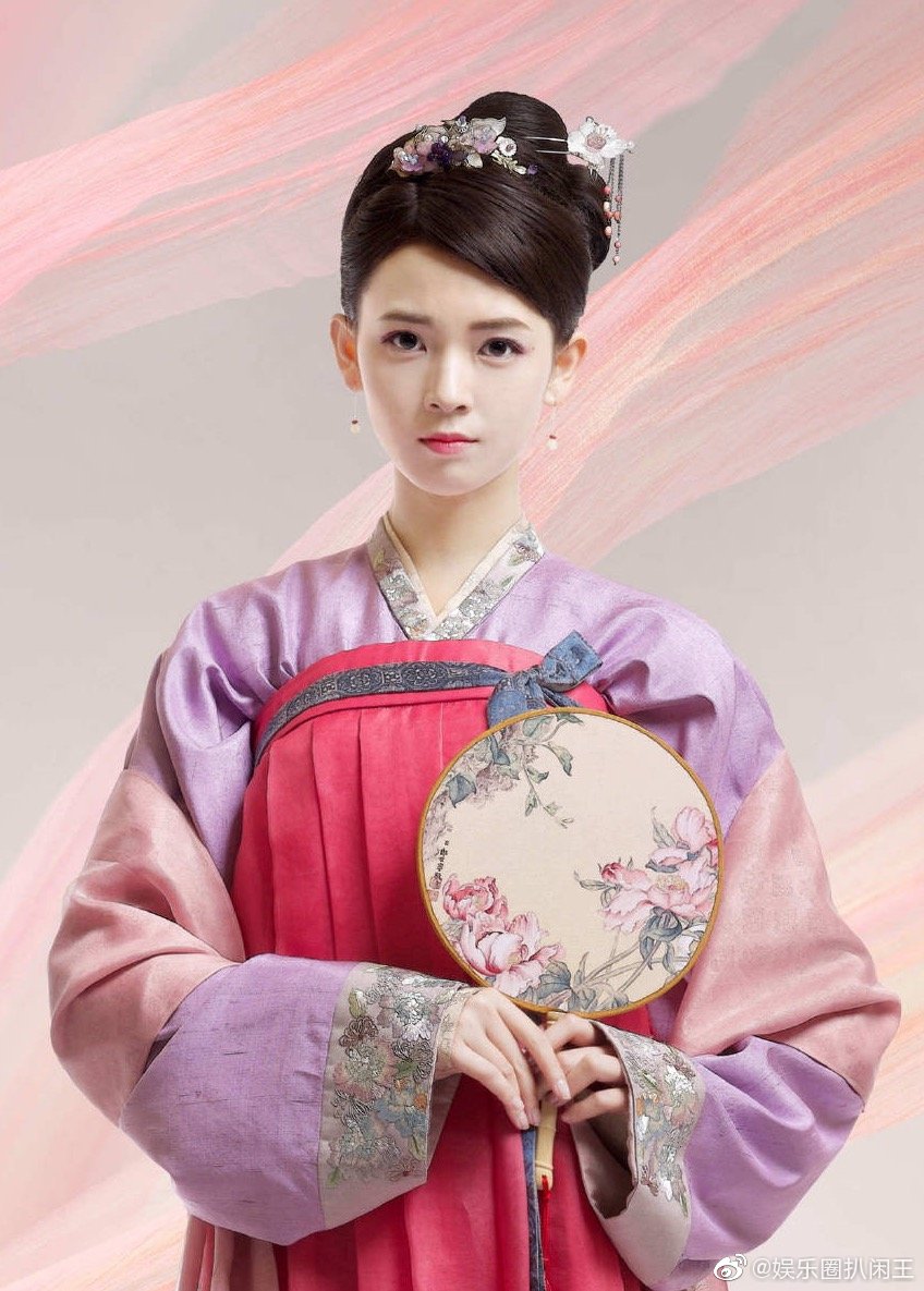 女明星古典执扇图,被谁美到了?