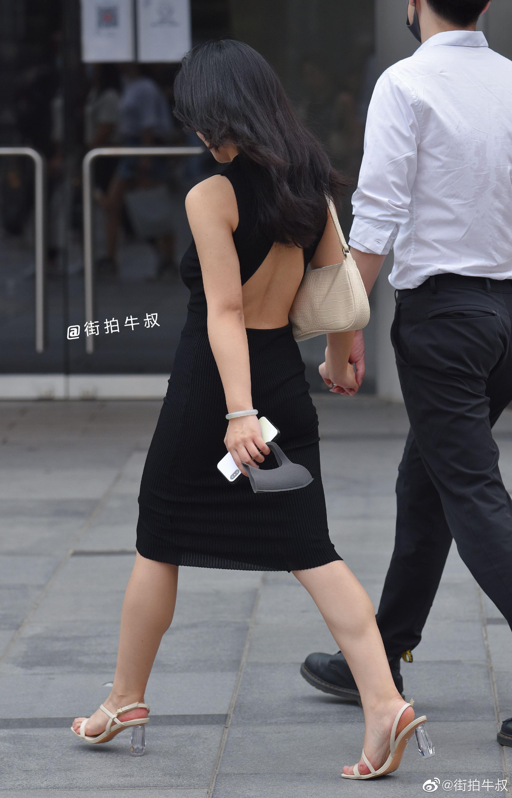 美女穿着复古性感的露背黑色长裙出街_高清图集_新浪网