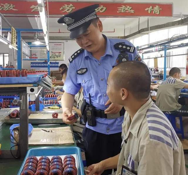 深圳监狱有位"不服老"的老彭,克服伤病做迷途人的引路灯|服刑人员
