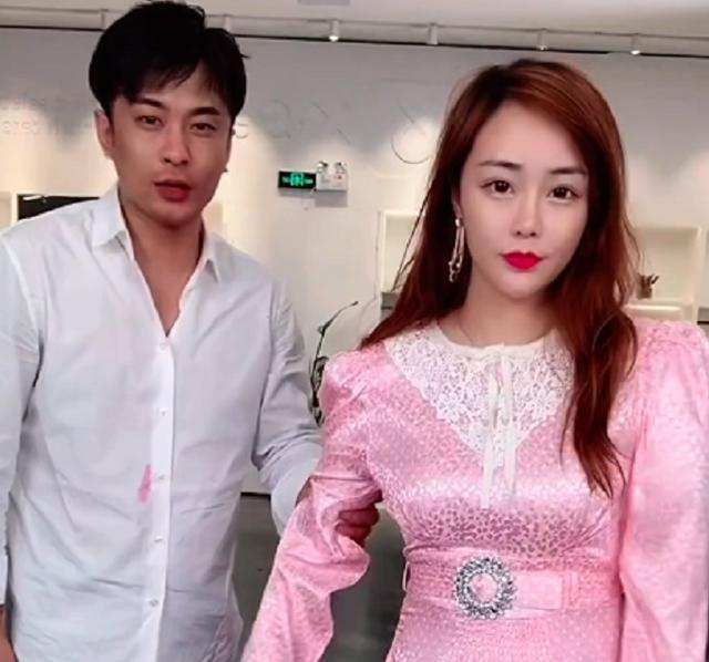 辛巴为了流量也是拼了！在直播间“家暴”老婆！休闲区蓝鸢梦想 - Www.slyday.coM