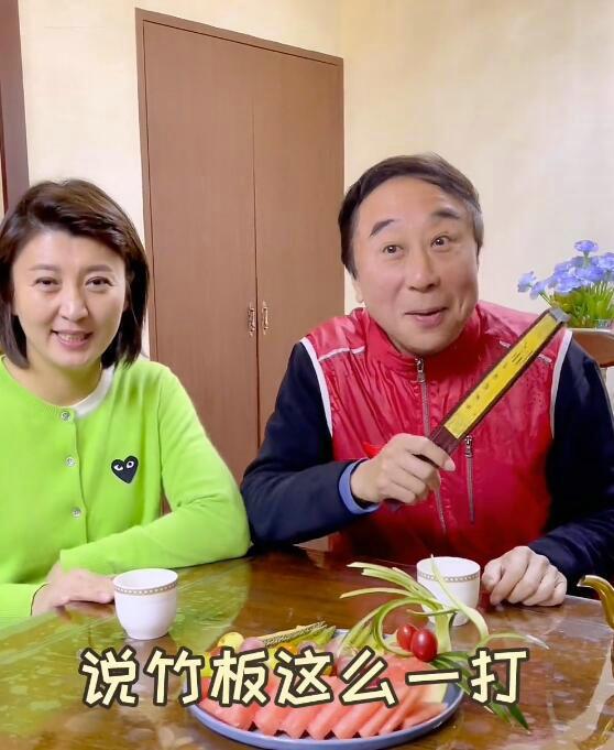 老搭档冯巩闫学晶罕见同框亮相俩人即兴说快板配合默契