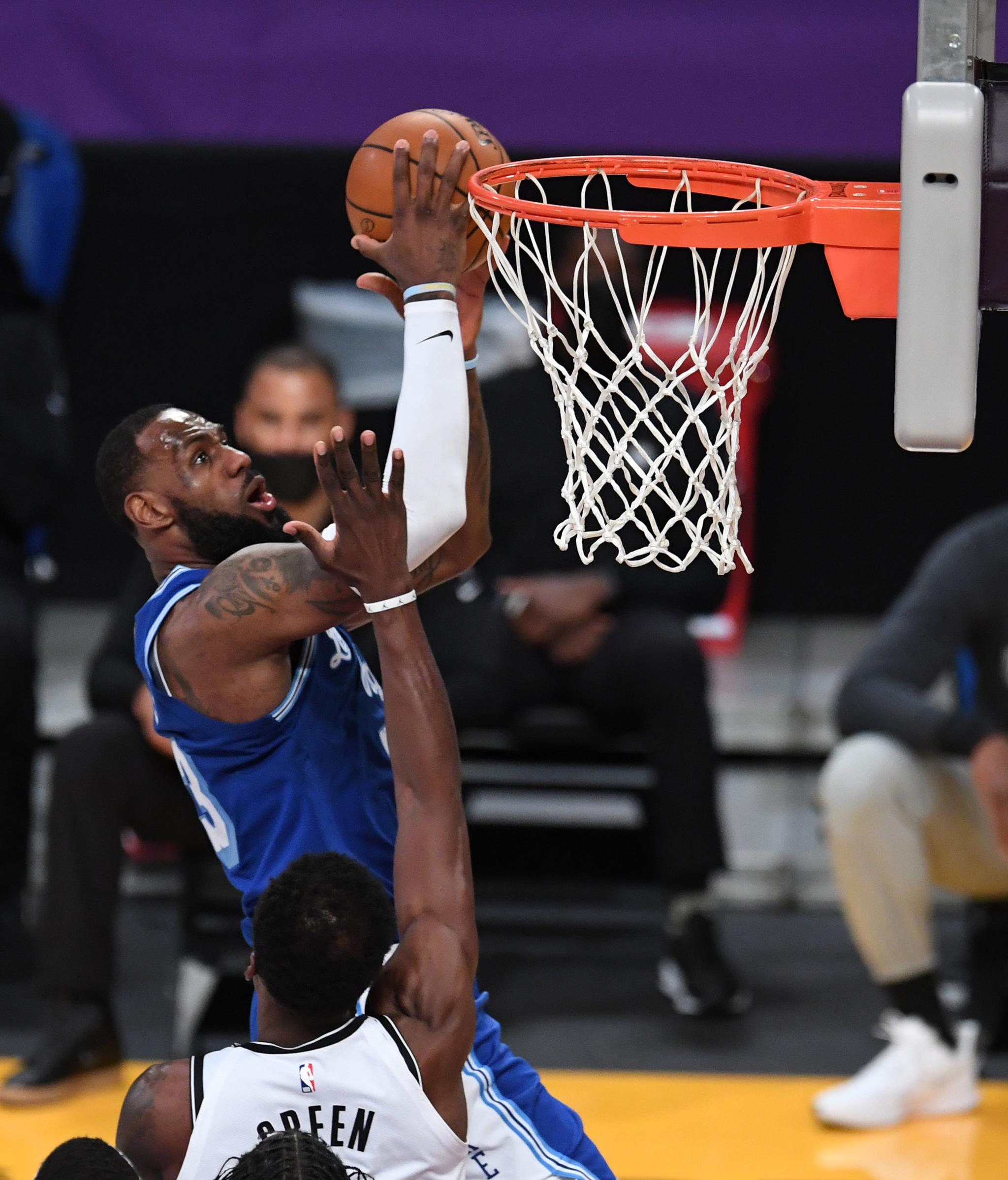 篮网湖人巅峰对决巨星碰撞引爆全美关注