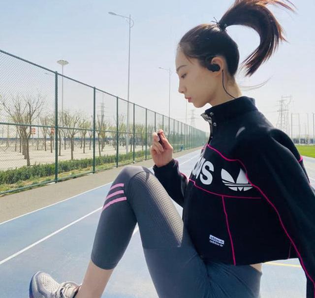 中国田径队长腿小姐姐胡麟鹏,身高1米84,被评北体最美校花