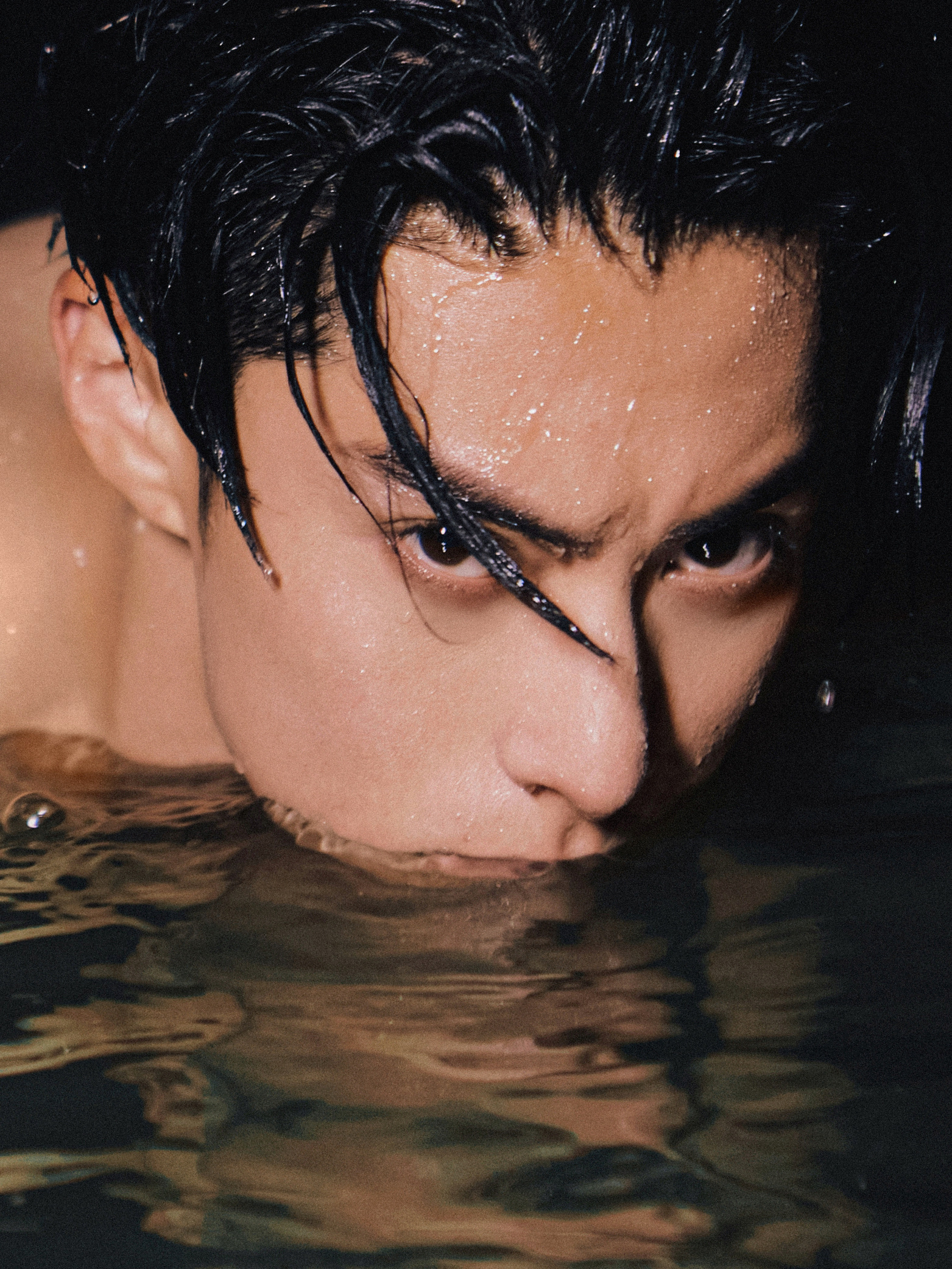 王鹤棣光影流动大片释出这个肌肉线条也太绝了吧