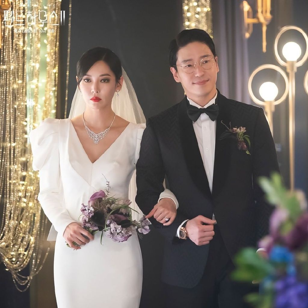 在今天又放出了周丹泰和千书真结婚现场的剧照,信息量也是非常大的.