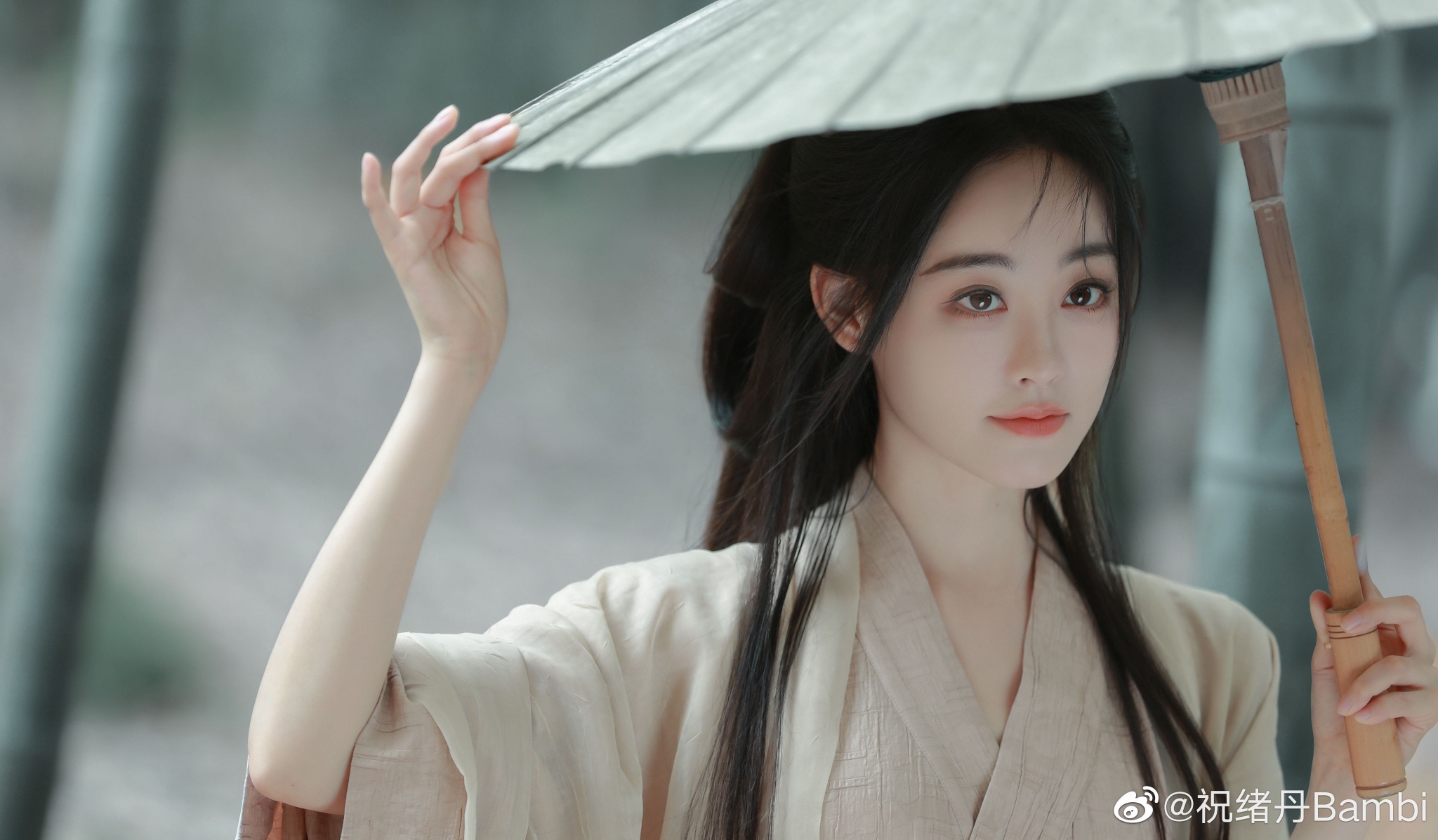 祝绪丹竹林撑伞写真素衣撑伞的古风美人