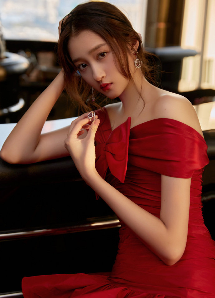关晓彤今日跨年晚会造型来啦 身穿红色抹胸长裙