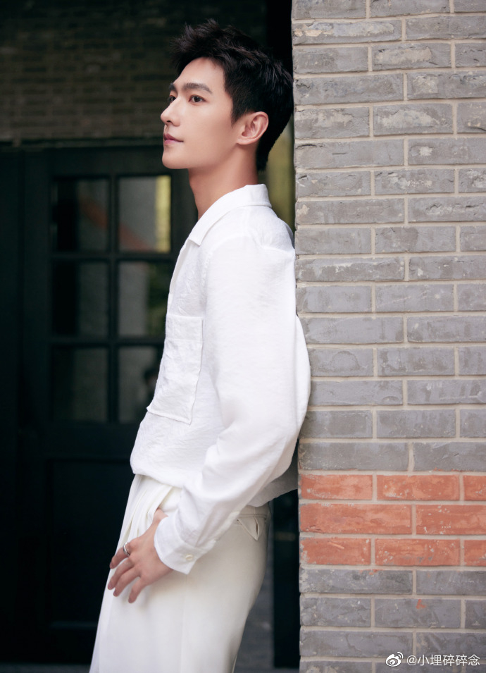 杨洋插兜随拍 杨洋侧拍写真好帅_高清图集_新浪网